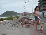 Quinta-feira: Chuva abre buraco de cerca de 30 metros na Praia Brava, em Itaja