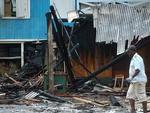 Tera-feira: Incndio destri depsito de fbrica de casas pr-fabricadas, em Balnerio Cambori