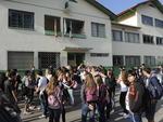 Sexta-feira: Alunos da Escola Governador Celso Ramos fazem manifestao, em Blumenau. O ato ocorreu devido ao fechamos de cinco turmas, quatro do Ensino Mdio e uma do Ensino Fundamental