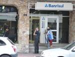 Domingo: Caixa eletrnico do Banrisul foi arrombado na Rua XV de Novembro, Centro de Blumenau