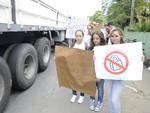 Segunda-feira: Alunos da Escola Estadual Emlio Baumgart, em Blumenau, protestam contra fechamento de turmas