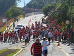Domingo: Moradores protestam pela segunda vez contra as obras na Estrada da Rainha, em Balnerio Cambori