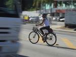 Sem ciclovias ao longo da rodovia SC-405, eles se arriscam por entre as pistas do trecho de 2,8 quilmetros de extenso.