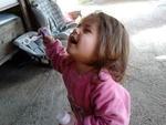 Abril de 2013 - Com 1 ano e 8 meses, brinca com bolinha de sabo em casa