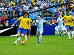 David Luiz d um tapa na bola e Frana tem falta no lado direito do campo