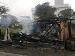 Quarta-feira: Casa de madeira  destruda por incndio em Blumenau