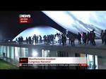 Reproduo do canal de TV Globo News mostra manifestantes invadindo o Congresso Nacional durante protesto