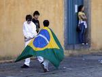 Homem caminha com a bandeira do Brasil nas costas, no Largo da Alfndega em Florianpolis