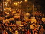 Protestantes carregam cartazes com mensagens contra o governo