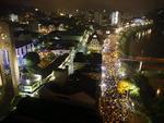 Manifestantes invadem a Avenida Beira-Rio, em Blumenau, em direo a prefeitura