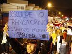 Centenas de manifestantes interromperam o trnsito na BR-101