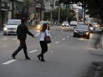 Domingo: Apesar de pedestres se arriscarem ao atravessar as ruas, nmero de mortes no trnsito de Blumenau cai