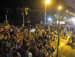 Protesto reuniu cerca de 800 pessoas em Blumenau e durou pouco mais de duas horas. Os manifestantes saram da prefeitura por volta das 18h desta segunda-feira, dia 1 de julho. Percorreram a Rua 7 de Setembro, caminharam at o Terminal da Fonte e seguiram at a Cmara de Vereadores.