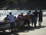 Pescadores recolhem as redes, desmontam os ranchos e acertam as contas da pesca da tainha, que encerra mais cedo esse ano.