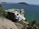 Pescadores recolhem as redes, desmontam os ranchos e acertam as contas da pesca da tainha, que encerra mais cedo esse ano.