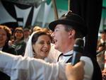A contadora Rozemar Nazrio, 47 anos, e o advogado Eusbio Tomio, 49, casaram-se neste domingo em meio  Festitlia, no Parque Vila Germnica, em Blumenau.