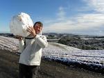 Registro de neve em Ituporanga. Na foto: o agricultor Hlcio Laurindo, &quot;brinca&quot; com uma bola de neve, (s dez horas da manh do dia 23/07/2013)