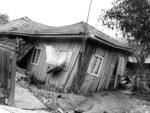 Em mais um dia de cobertura da enchente, fotgrafo registra queda de casa perto da prefeitura