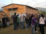 Protesto pede melhores condies em escola improvisada no Bairro Passo Manso