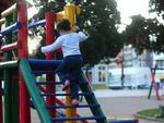 Parque na Praa dos Bombeiros, no Centro, no possui corrimo nas escadas que do acesso ao escorregador, mas brinquedos esto conservados.