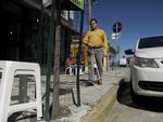 Tambm prximo ao Terminal Cidade de Florianpolis, a calada em frente a vrias lojas no segue nenhum padro. Na falta da linha-guia e da linha de alerta, o cego costuma s eguiar ou pelo meio-fio ou pelas paredes. Neste caso, existem obstculos dos dois lados: rvores e sada de lojas, o que dificulta completamente a locomoo de quem no enxerga. 