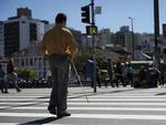 Na Avenida Paulo Fontes, em Florianpolis, o semforo para pedestres  sonoro, o que d autonomia para o cego na hora de atravessar, pois no precisa esperar algum oferecer ajuda. 