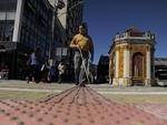 Prximo ao Terminal Cidade de Florianpolis, na Capital, a linha-guia segue pela faixa de pedestres, o que facilita a vida dos cegos. 