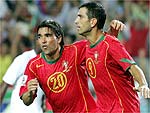 Deco e Pauleta comemoram durante jogo em que Portugal desmontou Luxemburgo: 6 a 0