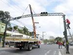 Quinta-feira: Prefeitura substitui semforo para portadores de necessidades visuais, no Bairro da Velha