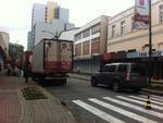 Sbado, dia 21 - Lojistas retiram mercadorias na Rua XV de Novembro, em Blumenau