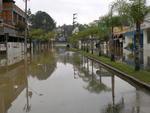 Ruas de Blumenau amanhecem alagadas na segunda-feira, mas nvel do Rio Itaja-Au comea a baixar