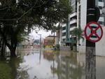 Ruas de Blumenau amanhecem alagadas na segunda-feira, mas nvel do Rio Itaja-Au comea a baixar