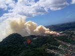 Vento faz a fumaa de incndio em So Francisco do Sul avanar para o mar