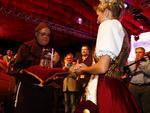 Com a cerminnia e sangria do primeiro barril de chope, a 30 Oktoberfest  aberta oficialmente na Vila Germnica