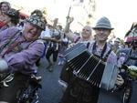 Desfile deste sbado contou com sol e caladas lotadas