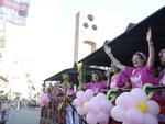 Desfile deste sbado contou com sol e caladas lotadas