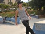 Tiago Muller Vicente anda de patins e skate h anos. Hoje, com 13 anos, ele mesmo faz as suas pranchas de skate