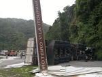 Carreta tomba na Rodovia Guilherme Jensen, na Serra da Vila Itoupava, em Blumenau