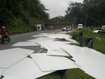 Carreta tomba na Rodovia Guilherme Jensen, na Serra da Vila Itoupava, em Blumenau