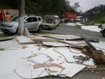 Carreta tomba na Rodovia Guilherme Jensen, na Serra da Vila Itoupava, em Blumenau