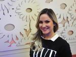 A cantora Claudia Leitte recebeu a imprensa antes do show em seu camarim