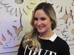 A cantora Claudia Leitte recebeu a imprensa antes do show em seu camarim