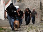 Com a ajuda do cachorro Marley, DEIC faz operao no Morro do 25 e apreende traficantes.