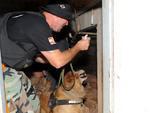 Com a ajuda do cachorro Marley, DEIC faz operao no Morro do 25 e apreende traficantes.