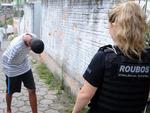 Com a ajuda do cachorro Marley, DEIC faz operao no Morro do 25 e apreende traficantes.