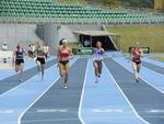 Tamiris de Liz, atleta de Joinville, cai ao passar a linha de chegada da prova dos 100 metros rasos, nos Jasc