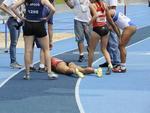 Tamiris de Liz, atleta de Joinville, cai ao passar a linha de chegada da prova dos 100 metros rasos, nos Jasc