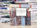A empresa blumenauense Dudalina possui um programa social em que doa e ensina a produzir com retalhos de tecidos