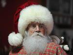 Achiles Spndola, 65 anos, est diariamente na Vila Noel, no Parque Vila Germnica, atendendo centenas de pessoas que vo em busca de um abrao, um doce, uma fotografia ou um pedido de Natal