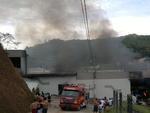 Incndio consumiu a empresa Lang Confeces, no Bairro Bateas, em Brusque